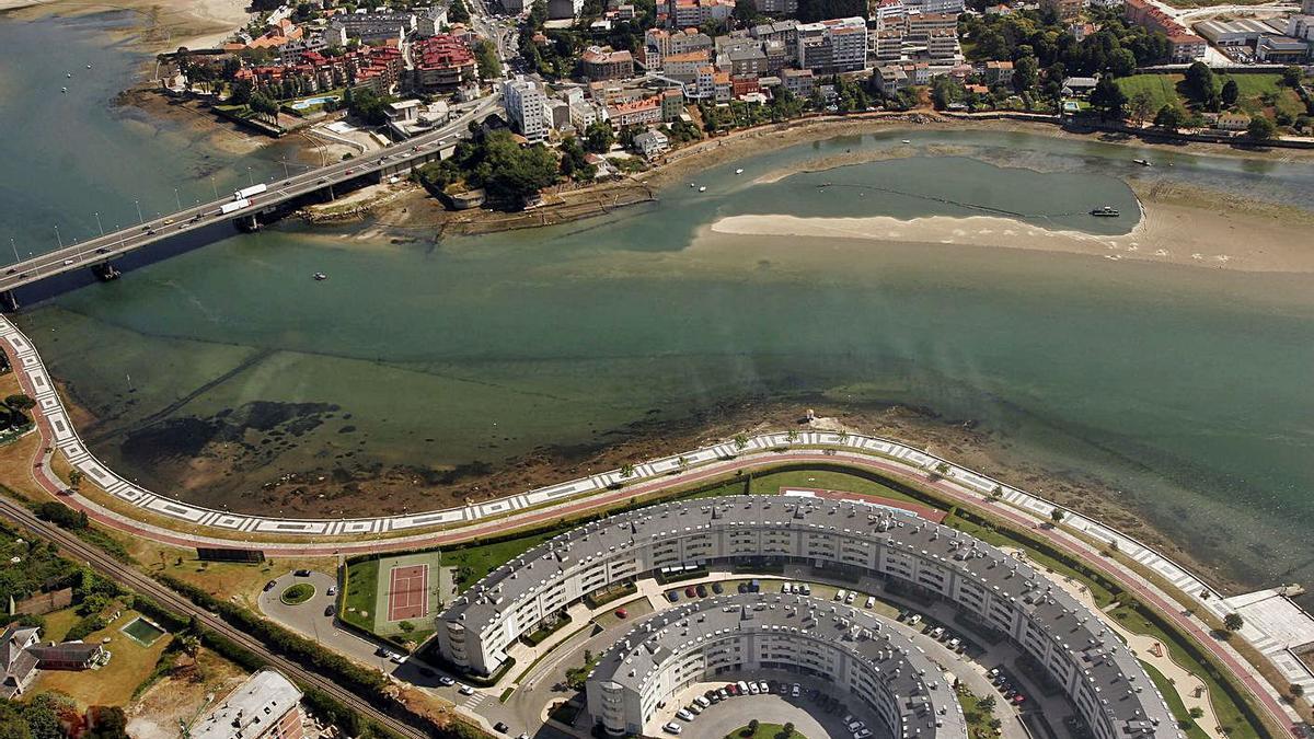 Al fondo, vista aérea de la zona de la ría con el posible yacimiento romano. |   // ROLLER AGENCIA