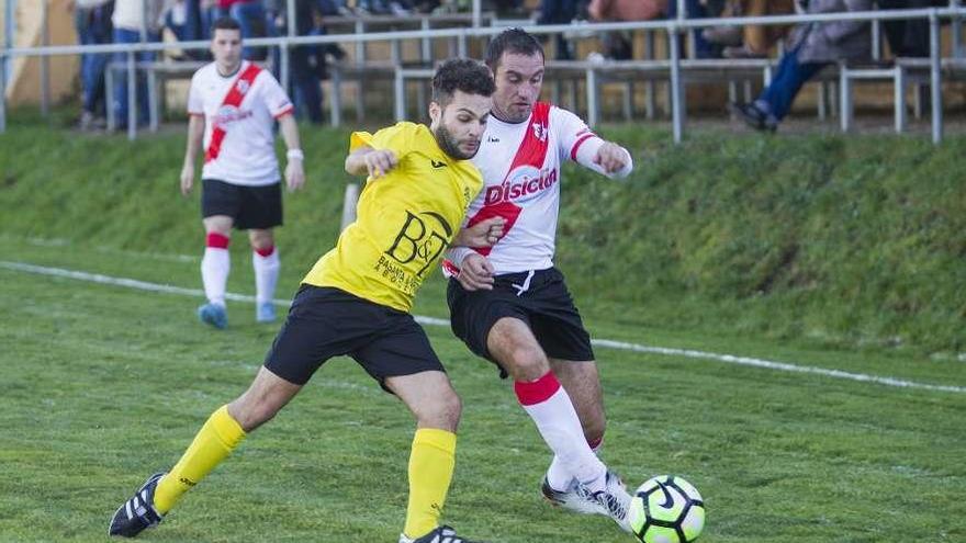 Una jugada del partido disputado ayer en el campo de Mularedos. // Bernabé