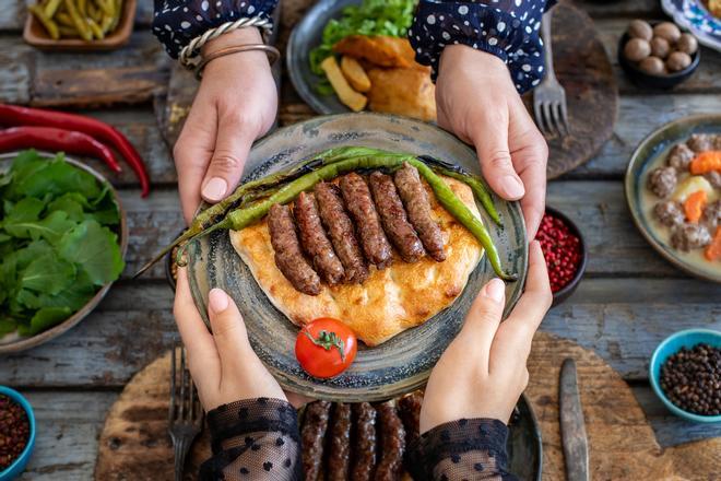 El tradicional 'cevapi', plato a la parrilla a base de carne picada.