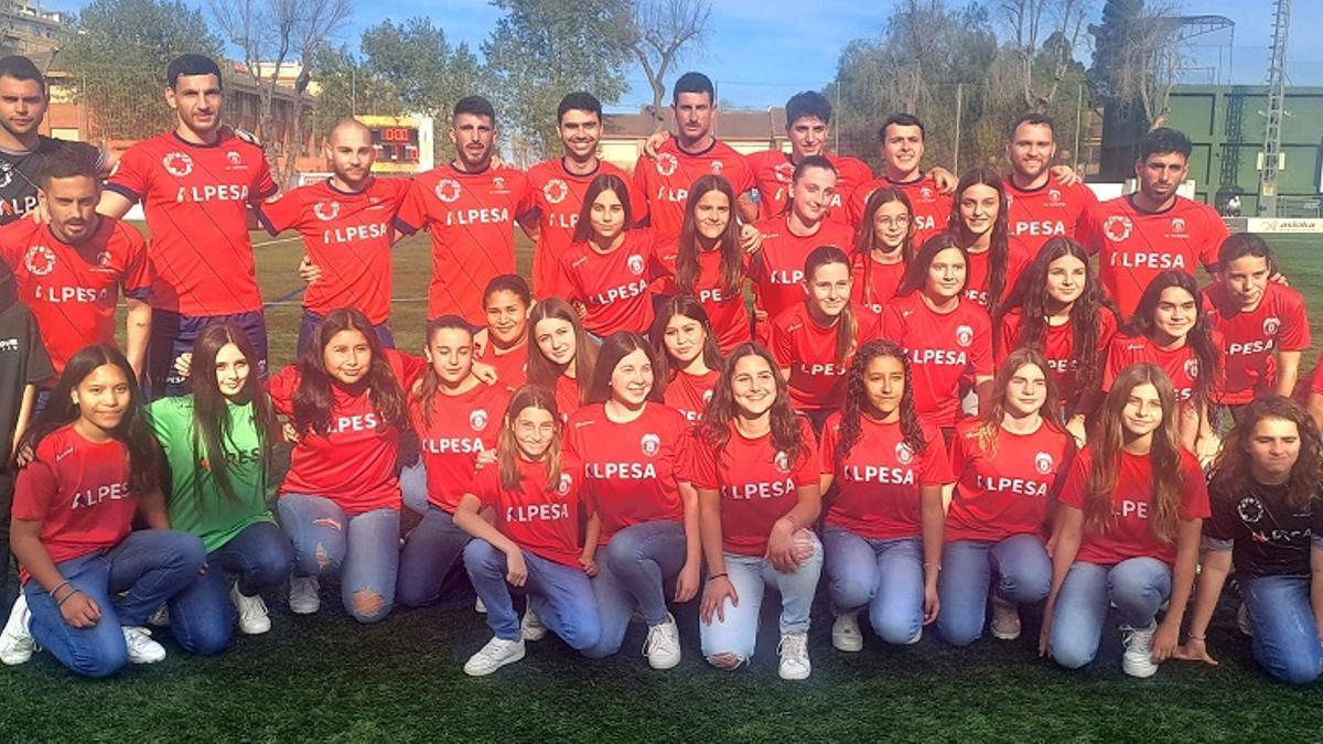 El primer equipo "roget" con el femenino de la UE Tavernes, antes del partido