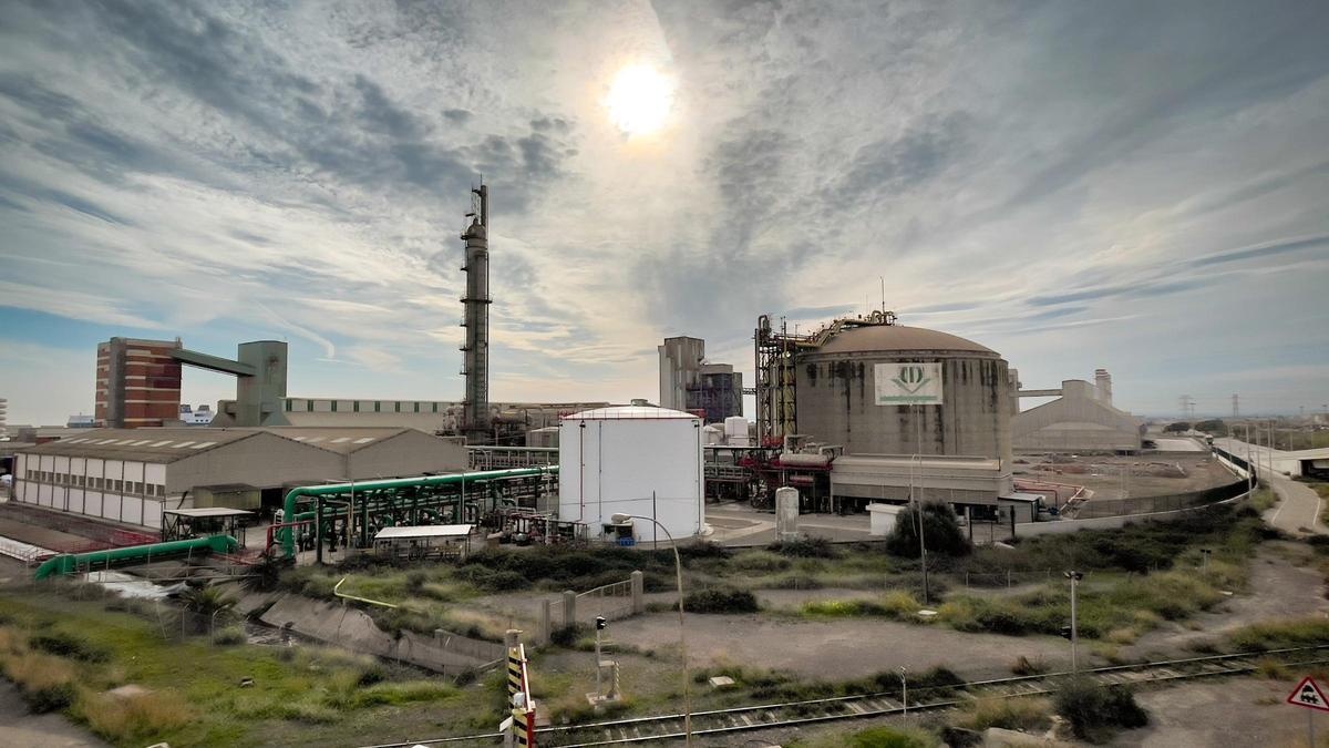 Vistas de las instalaciones de Fertiberia, fábrica de fertilizantes ubicada en el puerto comercial de Sagunt.