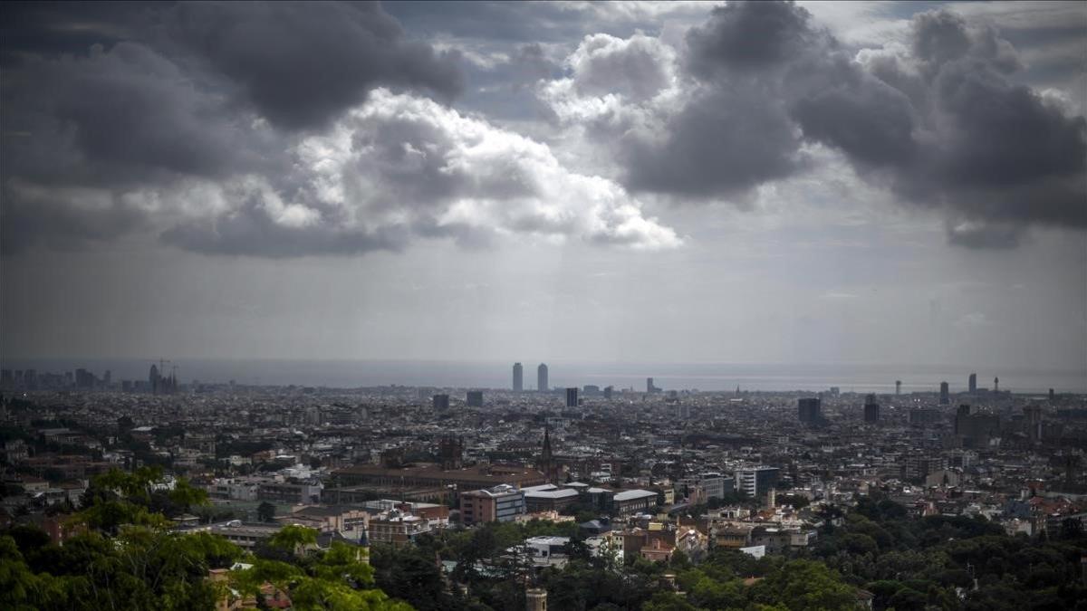 La ciudad de Barcelona bajo nubes de tormenta