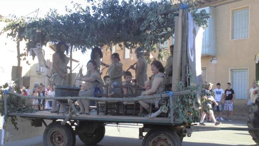 Coomonte de la Vega despide las fiestas con un desfile de carrozas