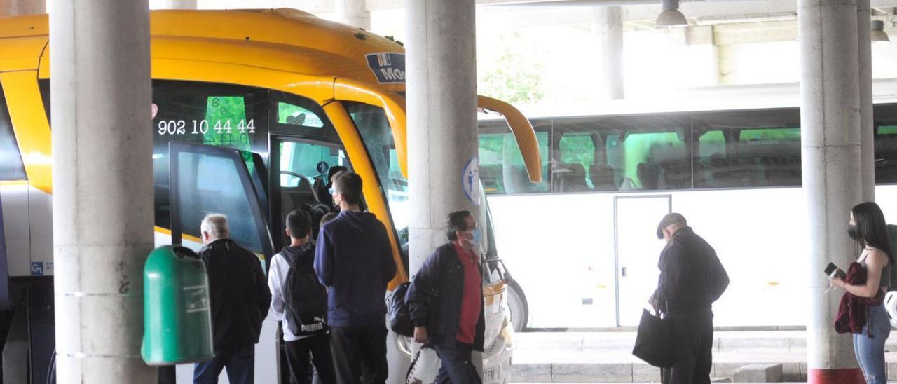 Pasajeros subiendo a un autobús en la estación de Lalín.   | // BERNABÉ/JAVIER LALÍN