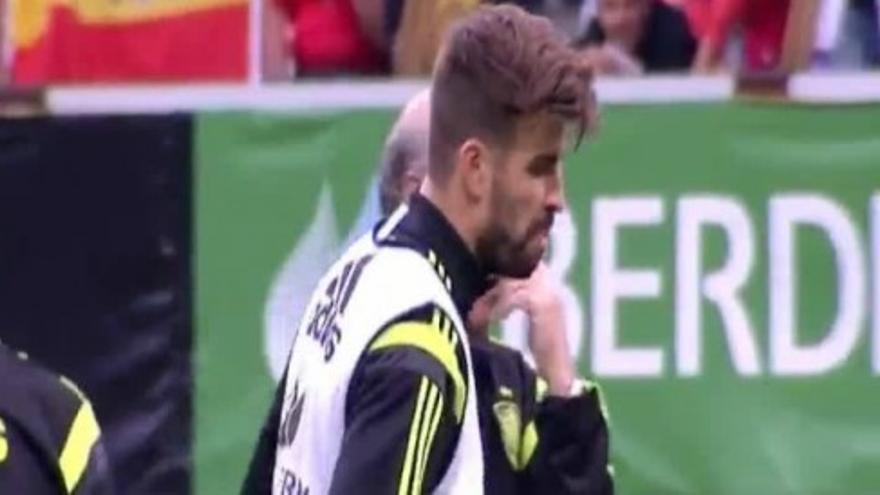 Pitada a Piqué en el entreno en León con la selección