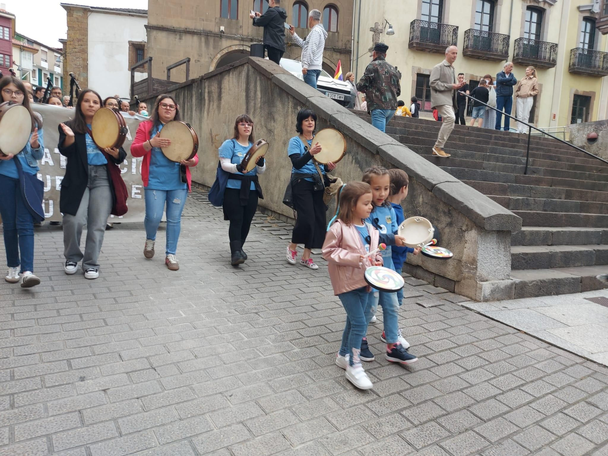 En imágenes: Así fue la manifestación contra el cierre de la Escuela de Música de Tineo