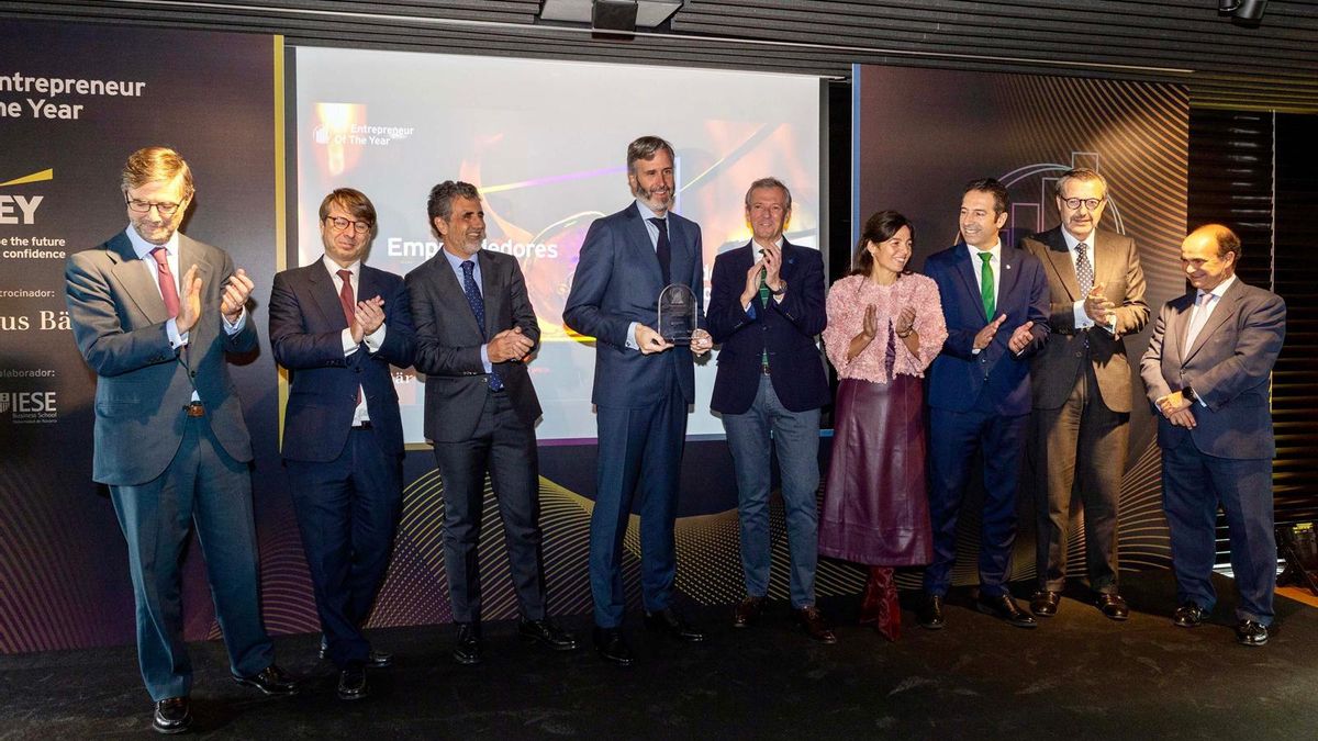 García Chillón recogió el premio de manos del presidente de la Xunta de Galicia, Alfonso Rueda.