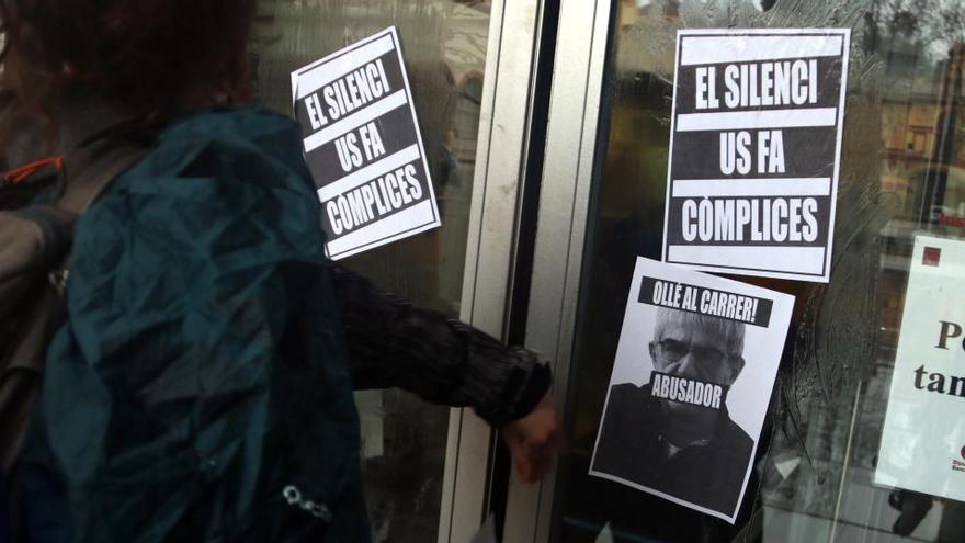 Alumnes de l&#039;Institut del Teatre enganxen cartells a la porta del centre per denunciar els presumptes casos d&#039;abús de poder i assetjament