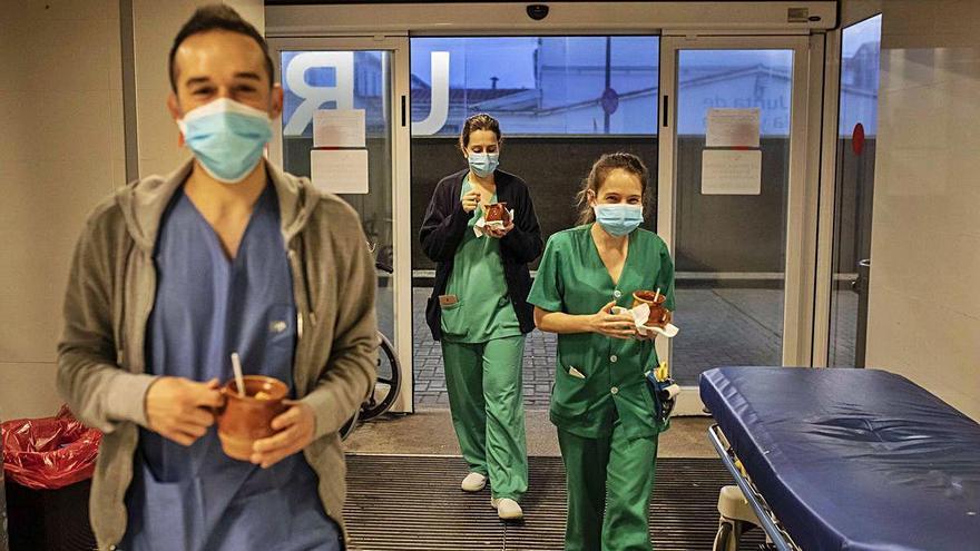 Los trabajadores se meten en el hospital para tomar la sopa.