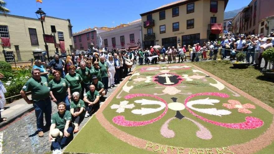 Los alfombristas del Cantón de Boa Vista posan junto al tapiz floral confeccionado, ayer, en la localidad canaria de La Orotava. Junto a ellos, el alcalde ponteareano y la edil de Comercio. // D.P.