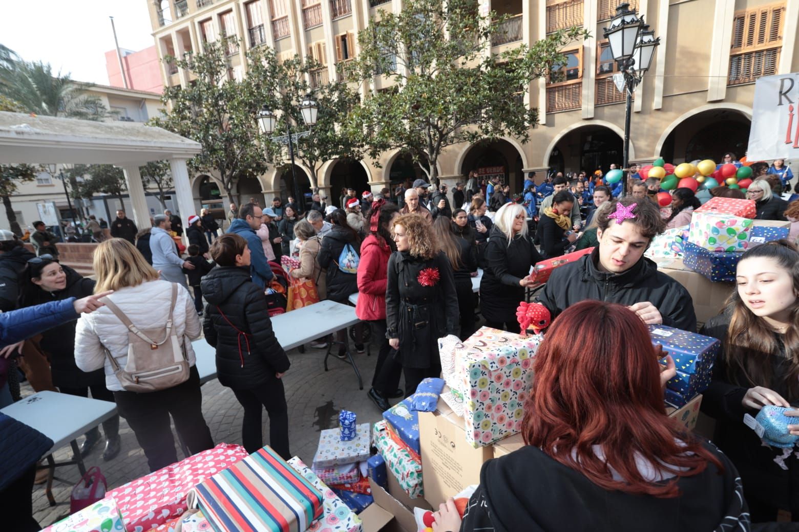 Entrega de regalos a los niños de Paiporta: los Reyes Magos en la zona cero