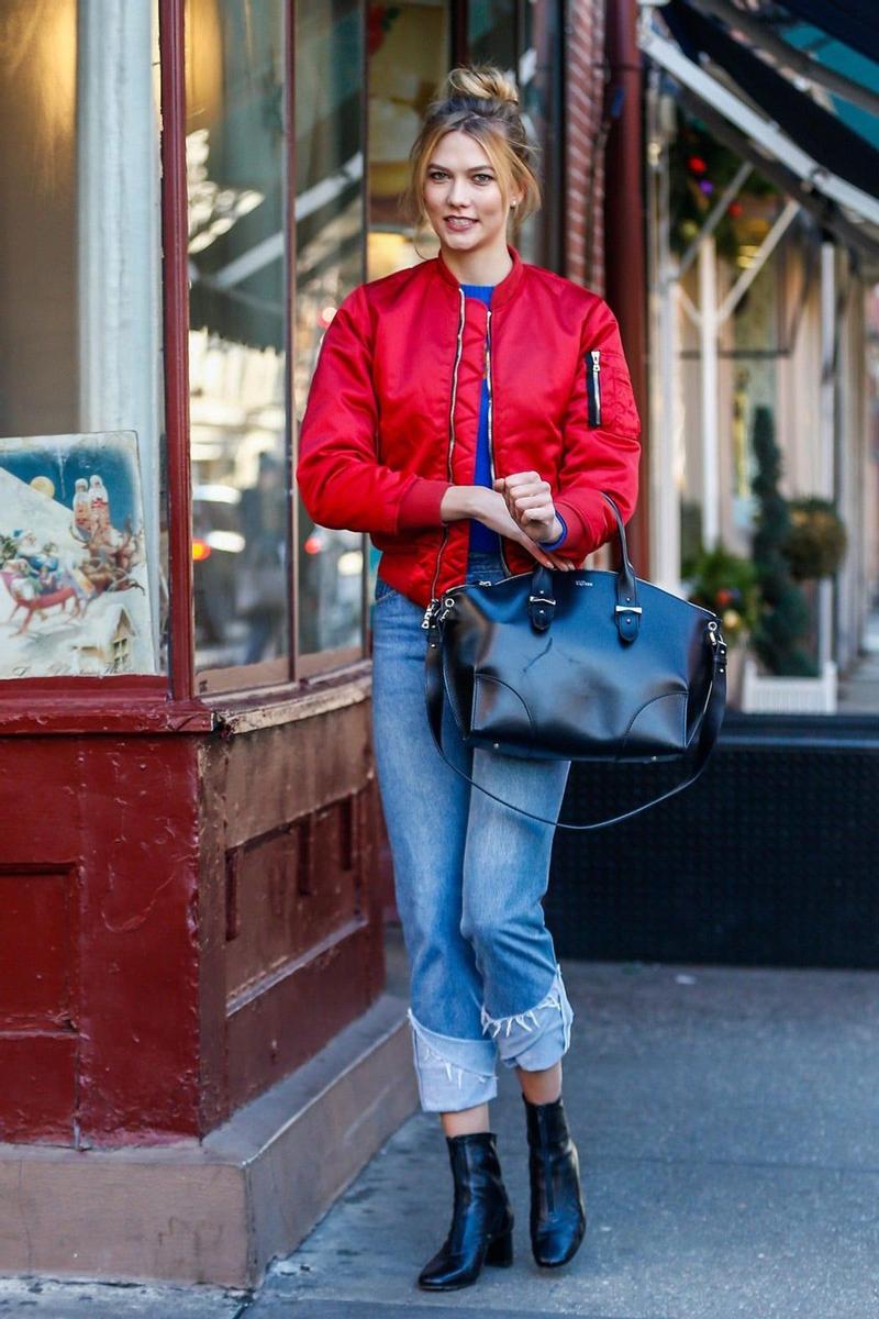Karlie Kloss con pantalones vueltos