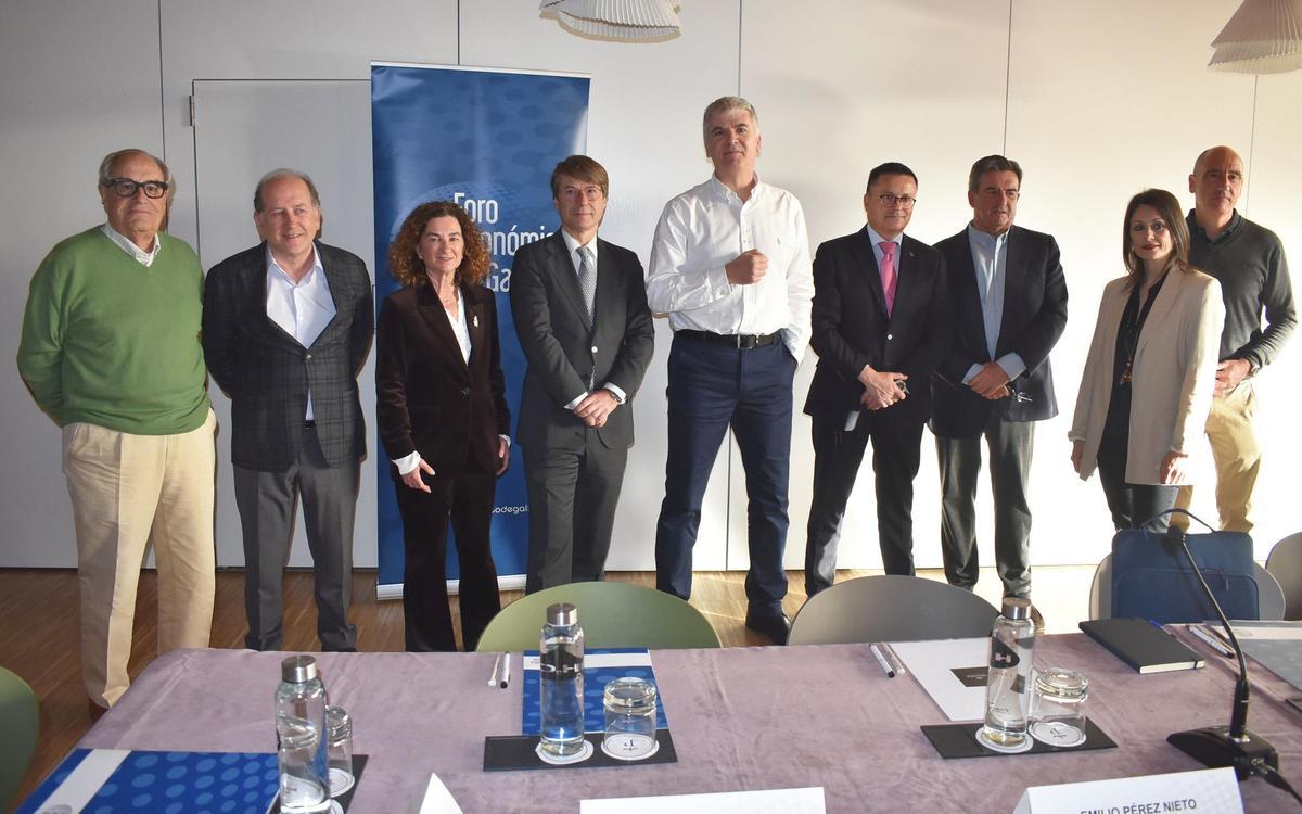 Participantes en la reunión del Foro Económico de Galicia. Por la izquierda, Emilio Pérez Nieto y Xoaquín Fernández Leiceaga (1º y 2º), Miguel Corgos (4º), Santiago Lago (5º) y José González (6º).