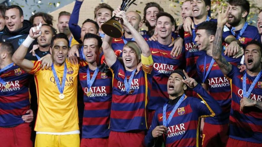 Explosión de júbilo de los azulgranas cuando Iniesta levanta el trofeo del Mundial de Clubes. // Toru Hanai