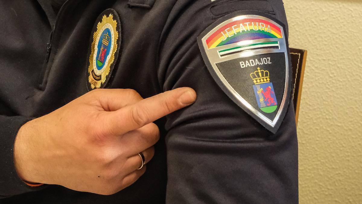 La bandera arcoiris en el escudo de la Policía Local de Badajoz.