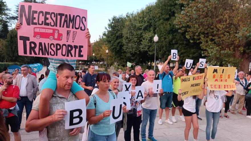 Participantes en una concentración para reclamar una solución al transporte escolar el pasado mes de octuble en Redondela.