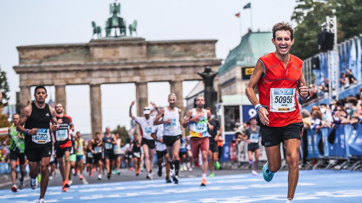 Jordi Blancafort, acabant la cursa davant de l'emblemàtica Porta de Brandenburg, a Berlín