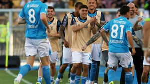 El jugador del SSC Napoli Giacomo Raspadori celebra con sus compañeros el gol ante el Lecce