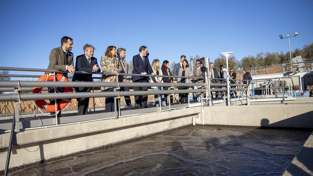 Las autoridades, durante la inauguración de la Depuradora de Palenciana.