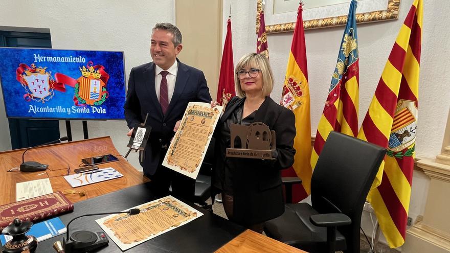 Santa Pola y Alcantarilla ya son pueblos hermanos tras la firma de un acuerdo que se refrendará el día 14