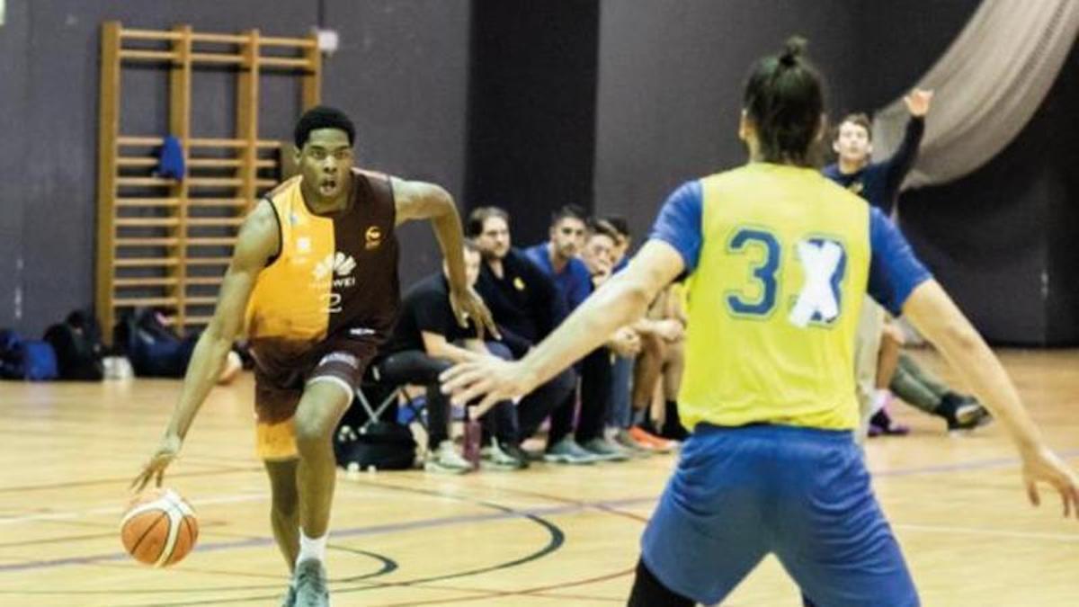 Imru Duke, en un partido con el Zentro Basket