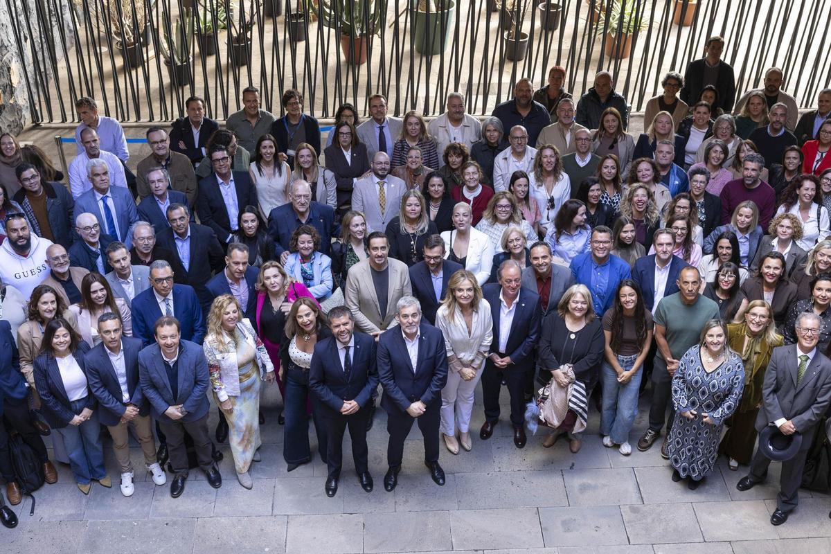 El presidente de Canarias, Fernando Clavijo,  junto al resto de autoridades y trabajadores del Hospital Universitario Nuestra Señora de La Candelaria.