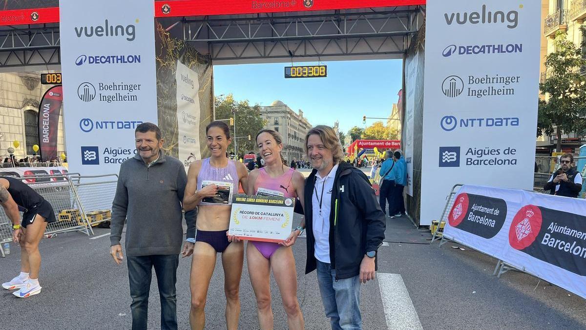 Meritxell Soler, al final de la Cursa dels Bombers, amb el diploma que li acredita el nou rècord de Catalunya
