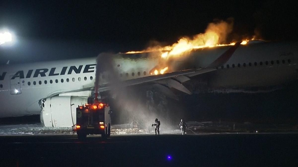 Un avión se incendia en el aeropuerto internacional de Tokio