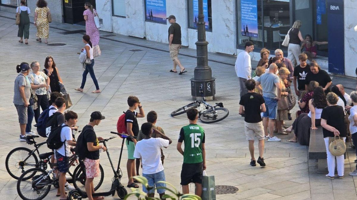 Expectación en la plaza de Galicia después de que una bici arrollara a un niño.