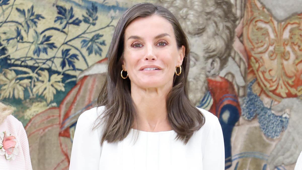 El look 'working' de la reina Letizia que tú también querrás para la 'rentrée': camisa blanca de Hugo Boss y pantalones de raya diplomática