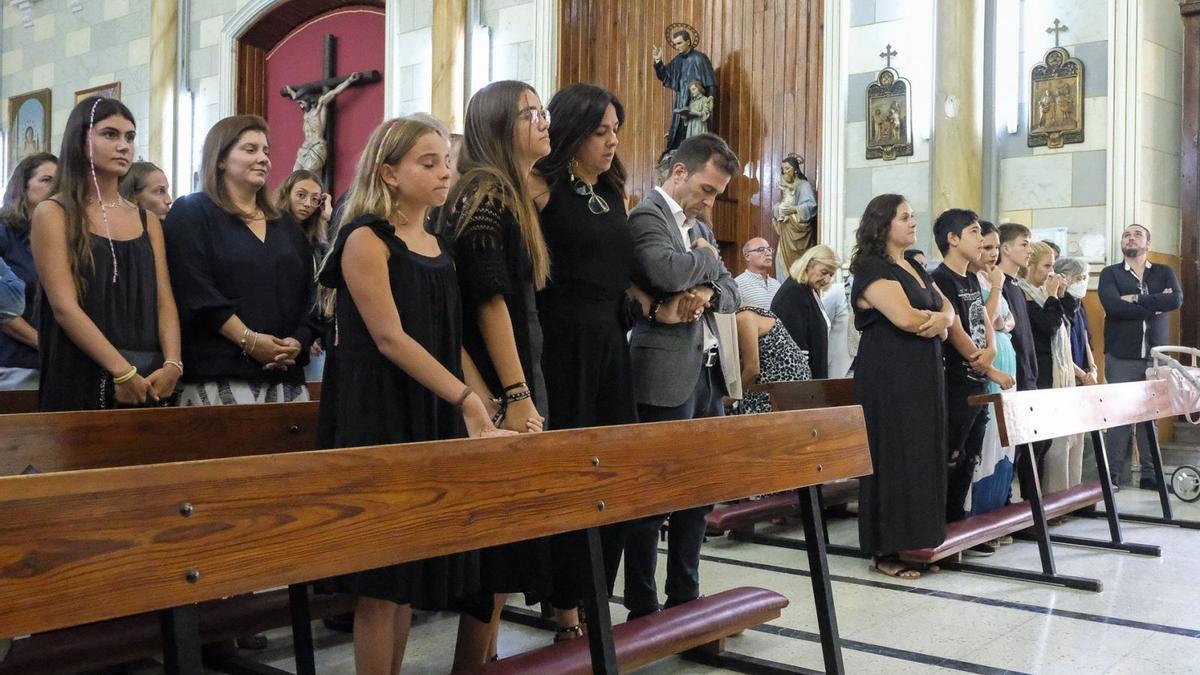 Hijas y descendientes de Ángel Ferrera, el pasado jueves en el templo de los Salesianos. | | ANDRÉS CRUZ