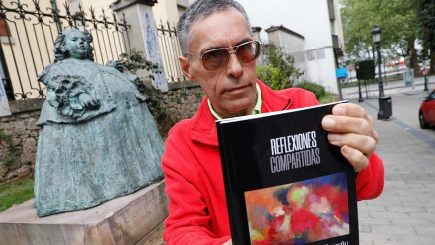 Fernando Treceño, con su libro, ayer, en la calle Carreño Miranda. | M. Villamuza
