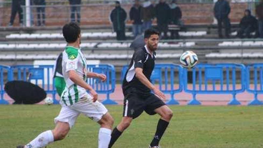 Ramón Verdú, que marcó en su debut liguero con el Marbella, guía el balón ante un rival.