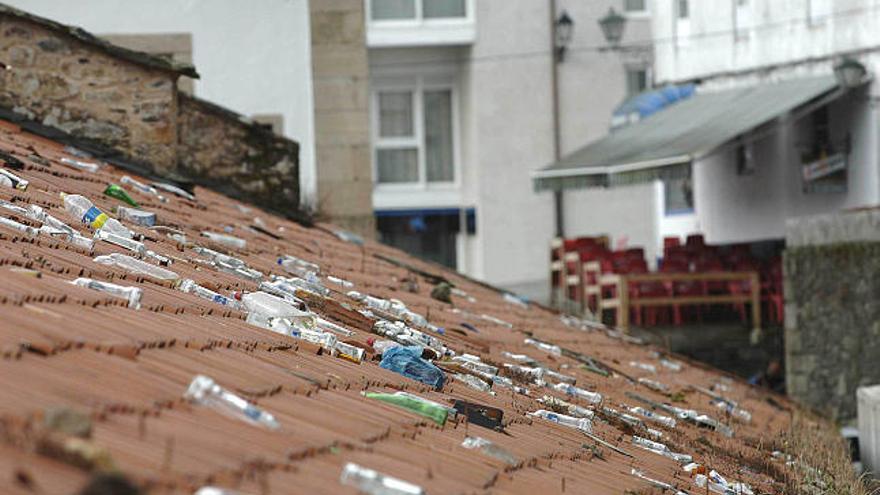 Restos del 'botellón' en el tejado de los antiguos almacenes de Raxoi, en el muelle eumés. / fran martínez