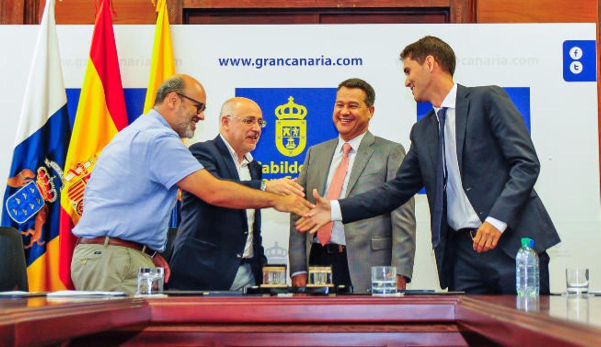 J.Manuel Brito, Antonio Morales, Eustasio López y Yerou Lobo, de izquierda a derecha, ayer tras la firma del convenio.