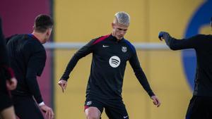 Dani Olmo, en el primer entrenamiento del Barça en el 2025.