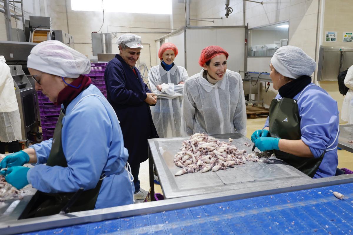 Lorenzana conversa con una de las trabajadoras durante la visita