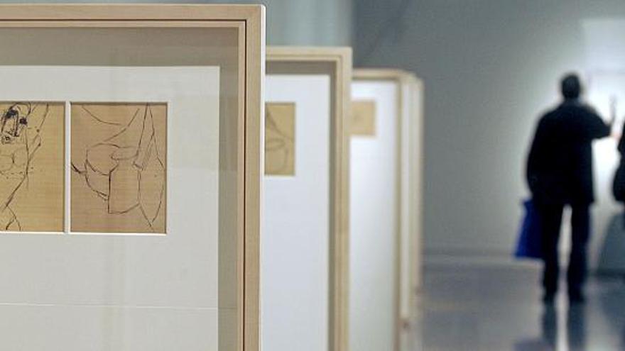 Dos personas observan los dibujos de Pablo Picasso incluidos en la exposición "Julio González versus Pablo Picasso", que se podrá visitar en el Instituto Valenciano de Arte Moderno (IVAM) hasta el 6 de abril. La exposición, comisariada por Tomás Llorens, reúne el cuaderno número 7 de bocetos de "Las señoritas de Aviñón" de Picasso, y una selección de 50 dibujos y esculturas de Julio González, mediante la que se establece para el visitante un diálogo entre los dos artistas.