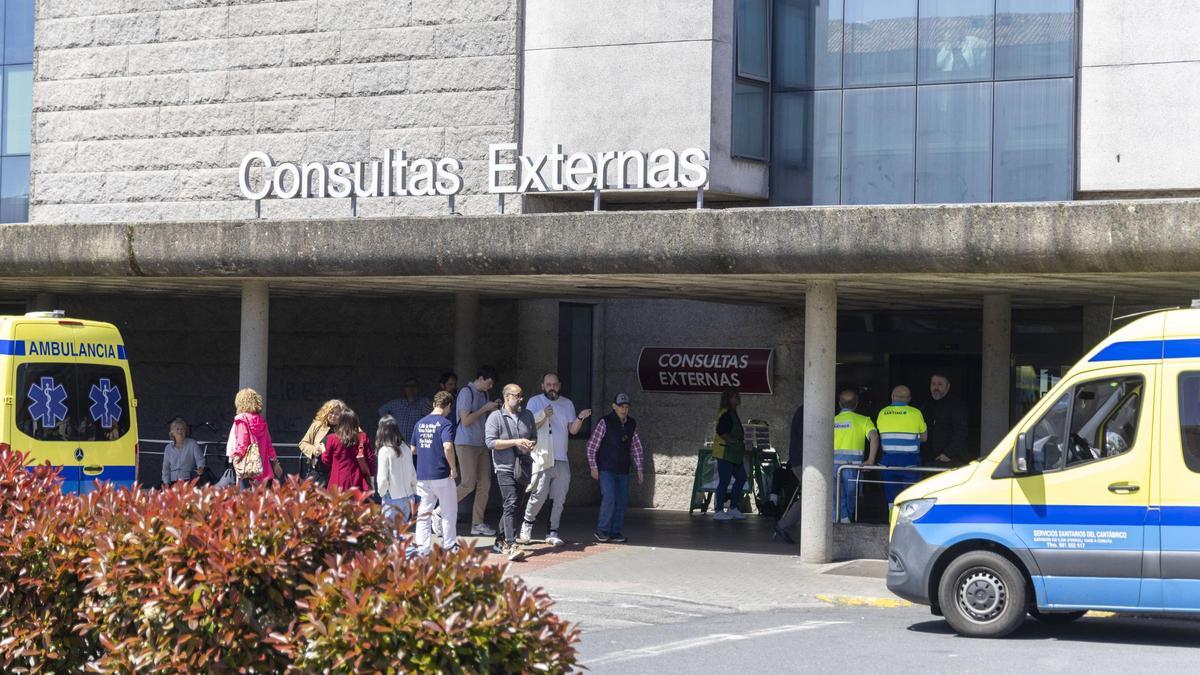 Usuarios del Área Sanitaria de Santiago y Barbanza, ante Consultas Externas del Clínico.