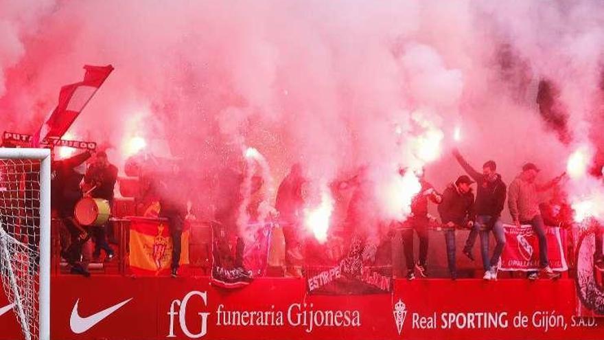 Bengalas en el entrenamiento del Sporting la semana pasada.