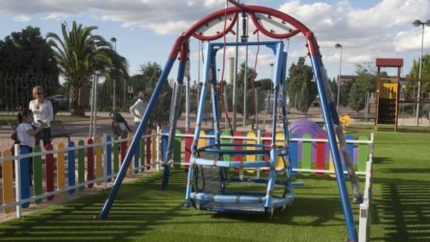 Canals culmina las obras del primer parque infantil adaptado de la Costera