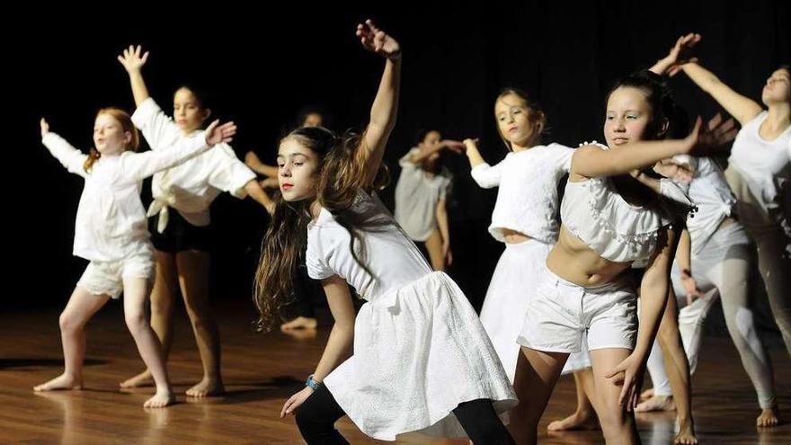 Alumnas de Máisquedanza, en una coreografía del intercambio Castelao, en noviembre. // Bernabé/J. Lalín
