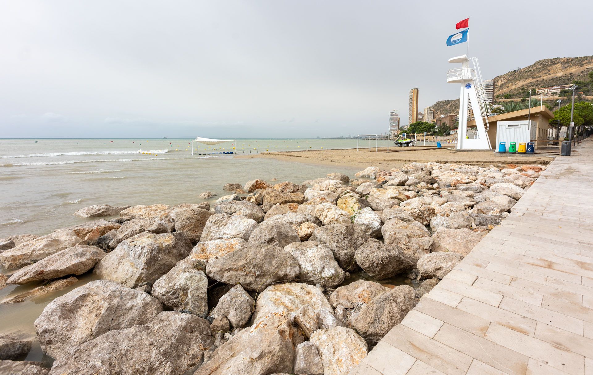 La lluvia vuelve a cebarse con la playa de la Albufereta