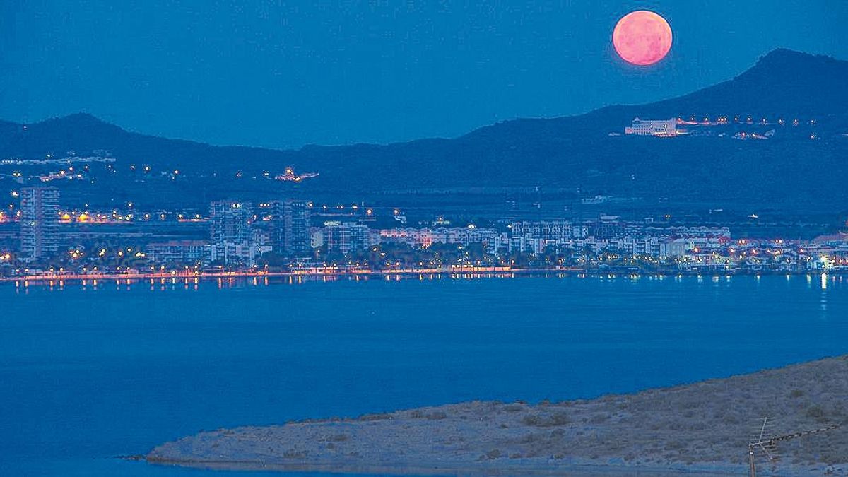 Luna Llena sobre el Mar Menor en una noche de verano.