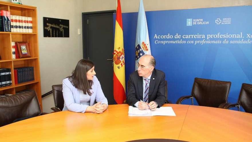 Leticia Santos y Vázquez Almuiña en una reunión mantenida en Santiago este enero.