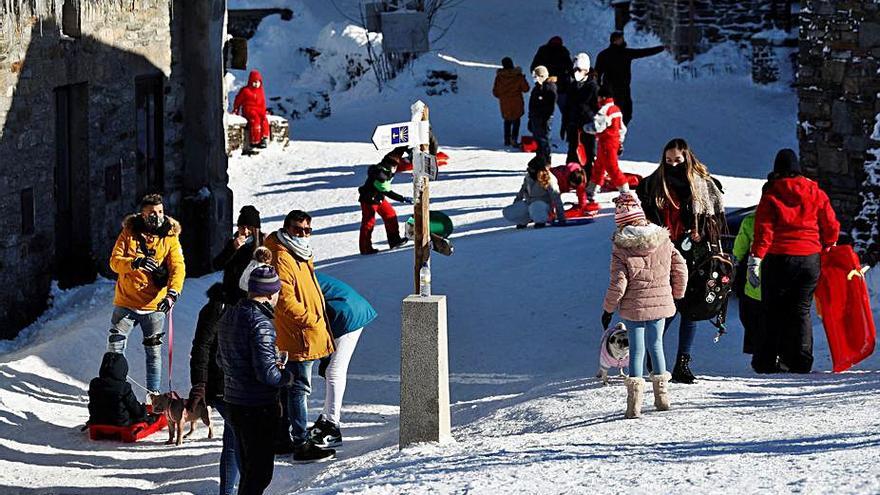 Adultos y niños disfrutan de la nieve en O Cebreiro. |   // ELISEO TRIGO