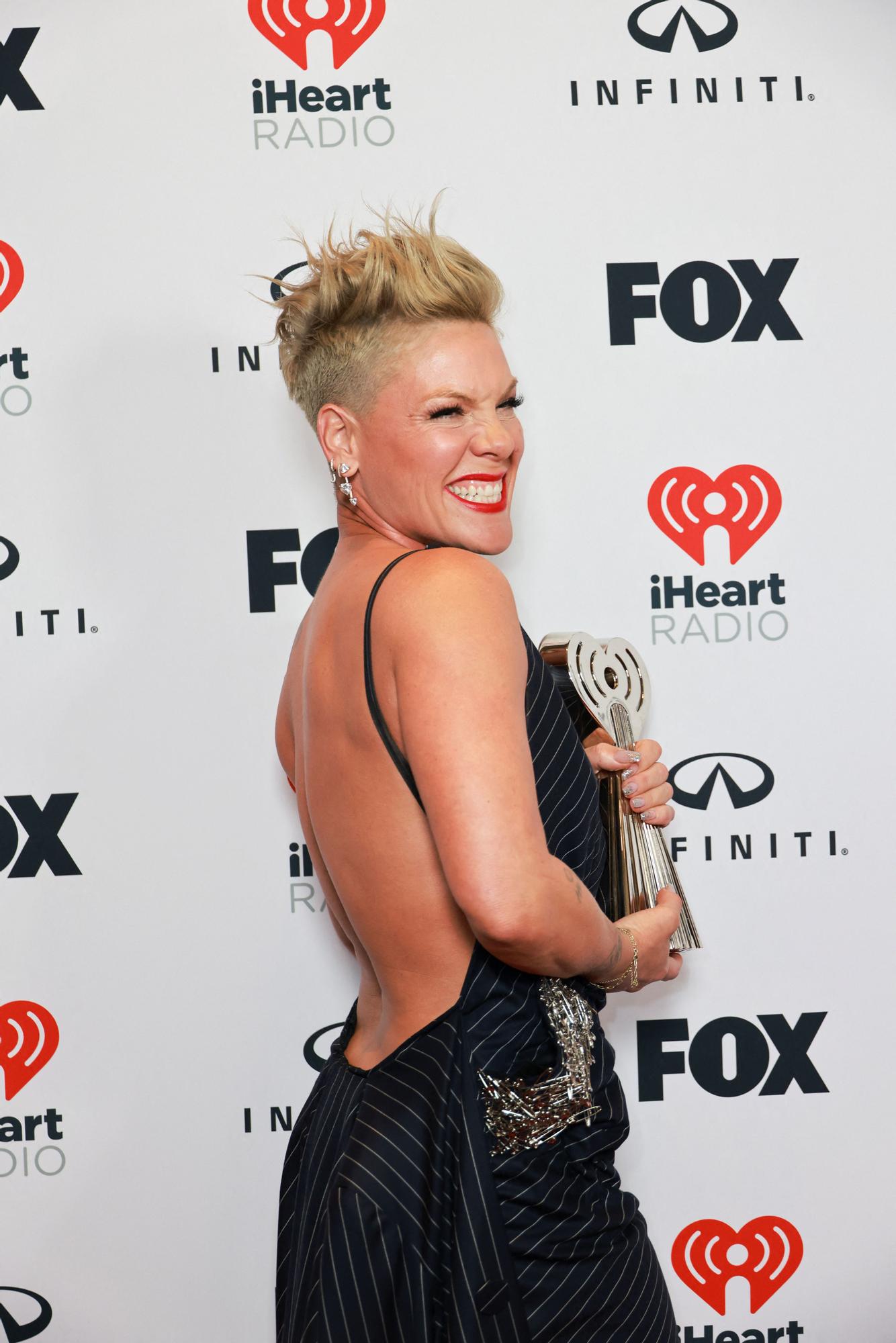 Las mejores imágenes de la alfombra de los iHeartRadio Music Awards 2023