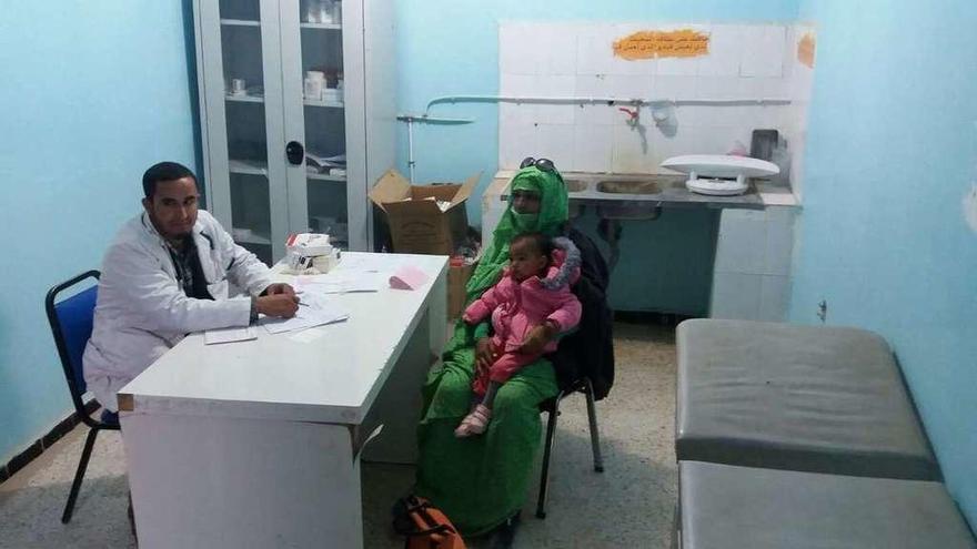 Consulta médica en un campo de refugiados del Sahara.