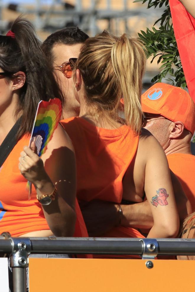 Blanca Suárez y Mario Casas se besan subidos en la carroza en la que han disfrutado del desfile del Orgullo en Madrid