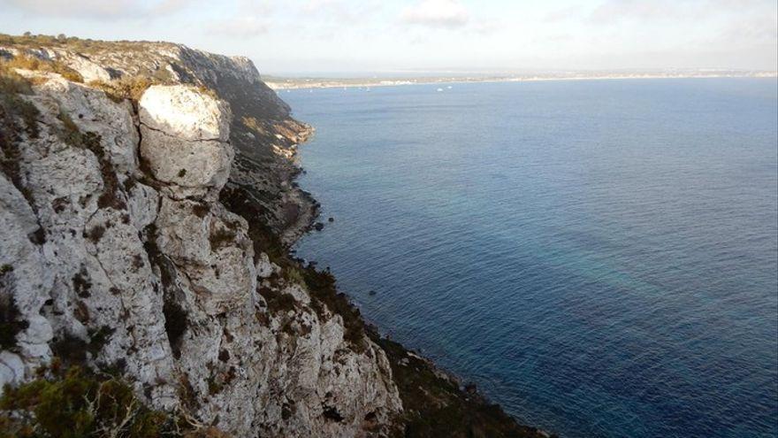 Encuentran un cadáver en el mar bajo un acantilado de Formentera